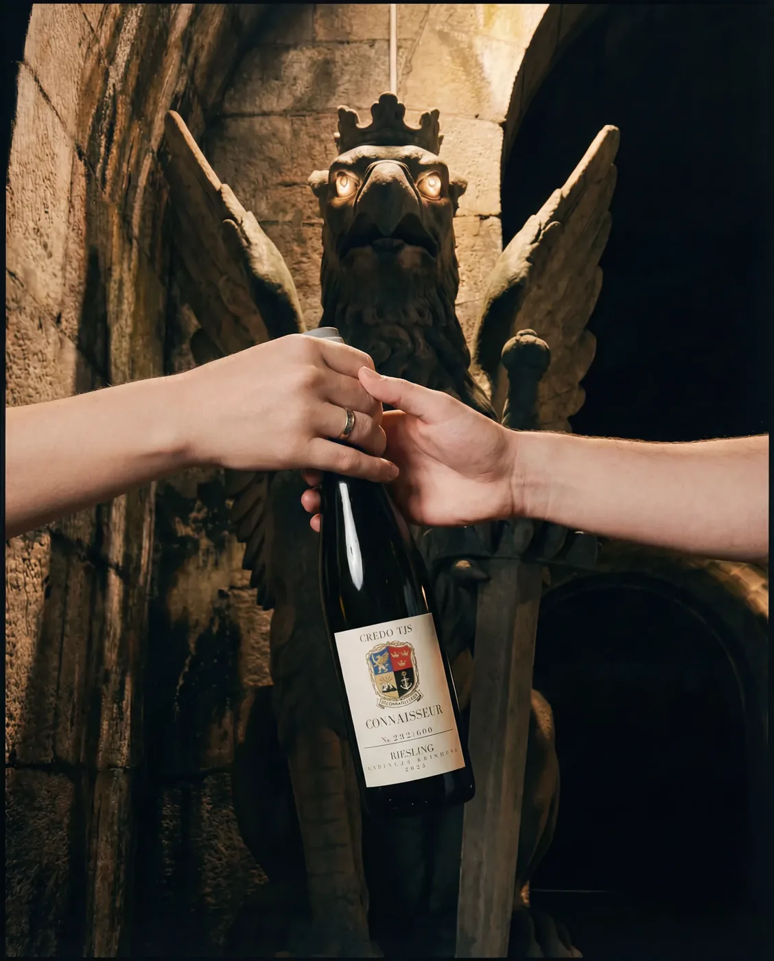 Übergabe einer Flasche Connaisseur